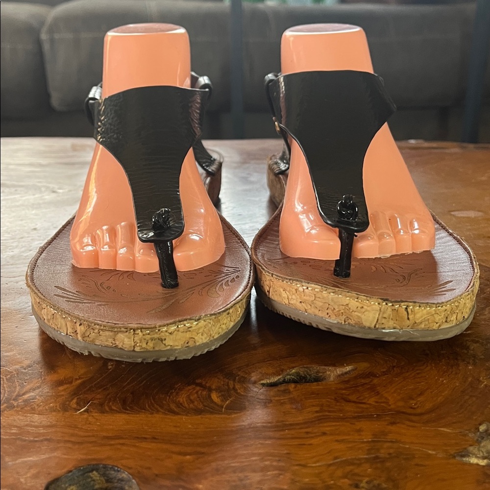 Tommy Bahama Tanna Black Patent Leather Thong Sandals size 10